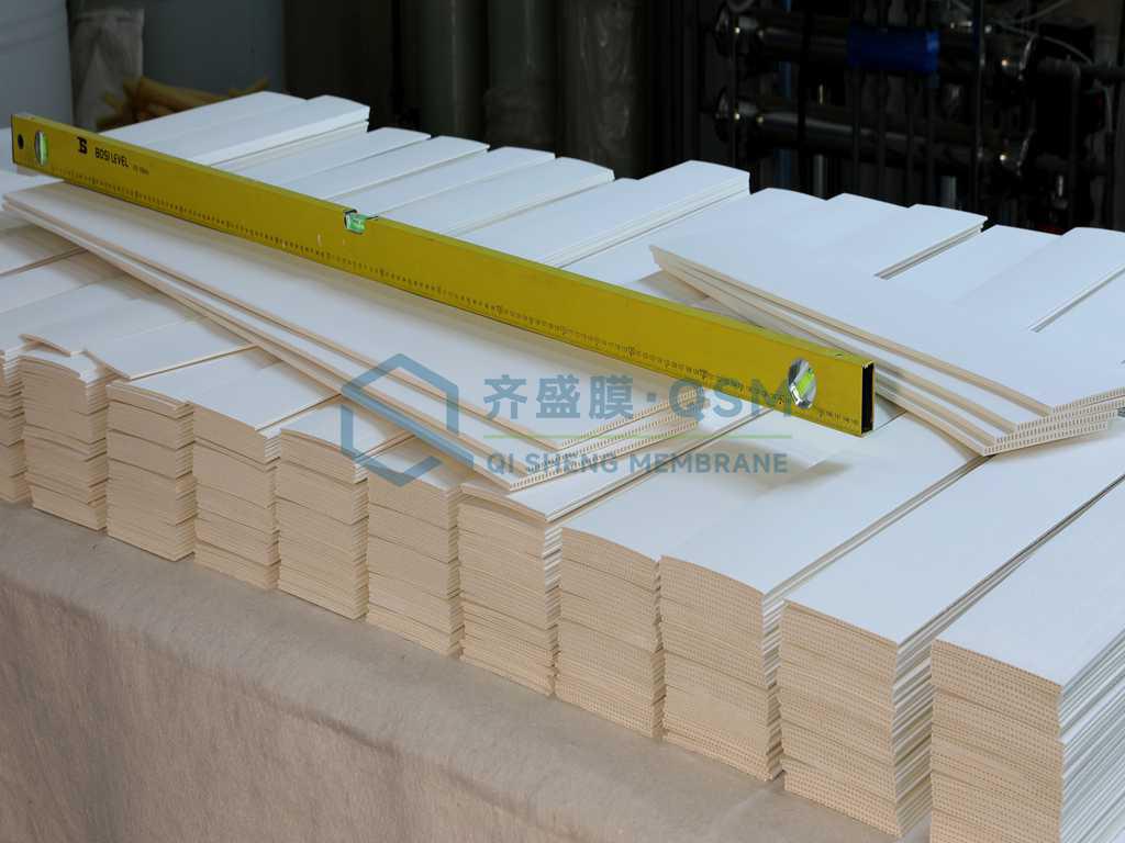 Flat sheet ceramic membrane